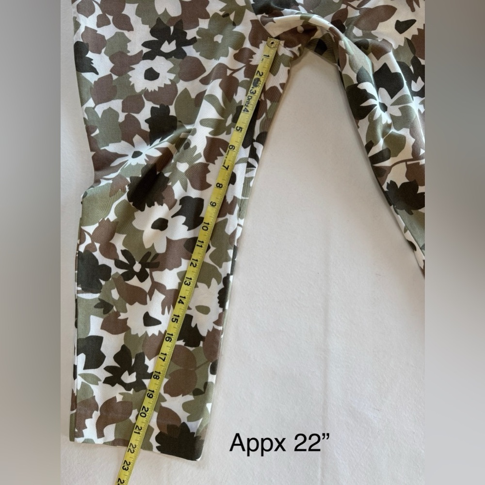 KORS MK Smooth Front Y2K Floral Camo Cropped Pants (4) - Picture 9 of 16